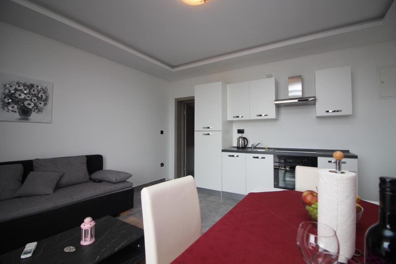 Apartments Toni Примоштен Экстерьер фото