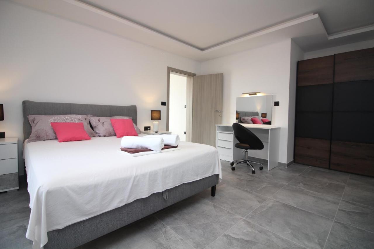 Apartments Toni Примоштен Экстерьер фото